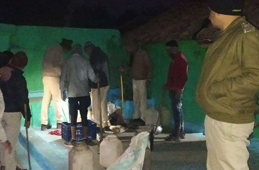 Alcohol, Mafia, Police, Administration, Smuggling, Sleemanabad एमपी के इस गांव में बह रहीं शराब की नदियां
