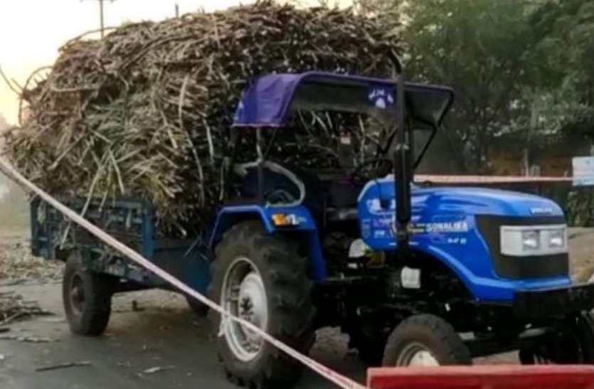 Accident : ट्रैक्टर पर गन्ने की ओवरलोडिंग भी हादसे के लिए जिम्मेदार Accident : ट्रैक्टर पर गन्ने की ओवरलोडिंग भी हादसे के लिए जिम्मेदार