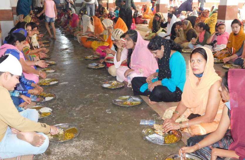 सुबह अखंड पाठ साहिब का समापन, दोपहर में चला लंगर सुबह अखंड पाठ साहिब का समापन, दोपहर में चला लंगर