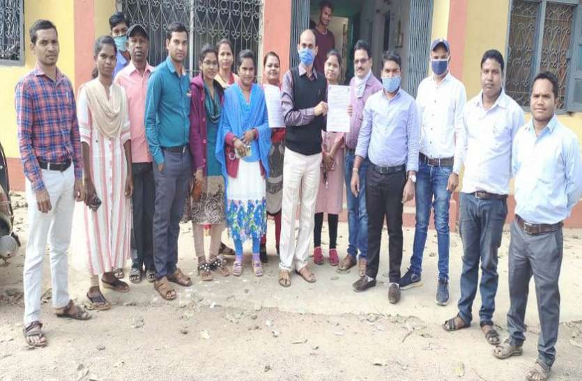 अब मनरेगा अधिकारी-कर्मचारी भी हड़ताल पर अब मनरेगा अधिकारी-कर्मचारी भी हड़ताल पर