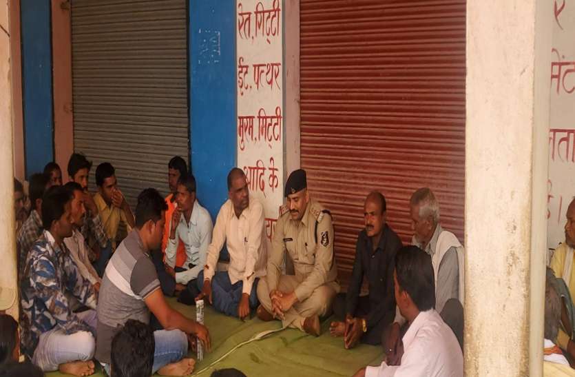 कोरसी में पुलिस ने किया जनसंवाद, अपराधों की दी जानकारी कोरसी में पुलिस ने किया जनसंवाद, अपराधों की दी जानकारी