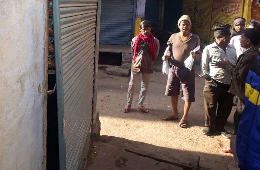 Burglary in shop, thieves took away thousands of goods and cash दुकान में चोरी, हजारों का सामान और पेटी की नकदी उड़ा ले गए चोर