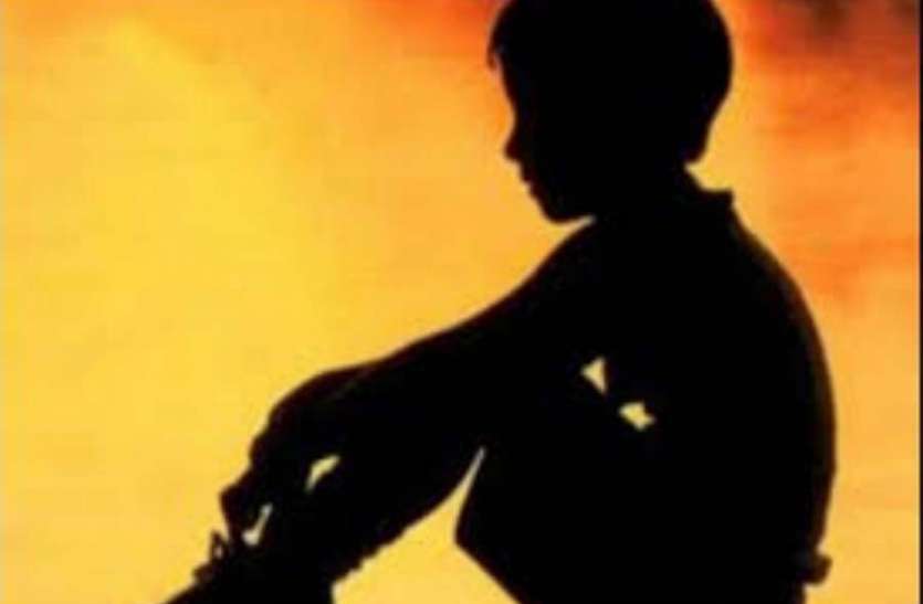 azamgarh news भाजपा नेता ने मोबाइल गेम दिखाकर बच्चे के साथ किया अप्राकृतिक दुष्कर्म