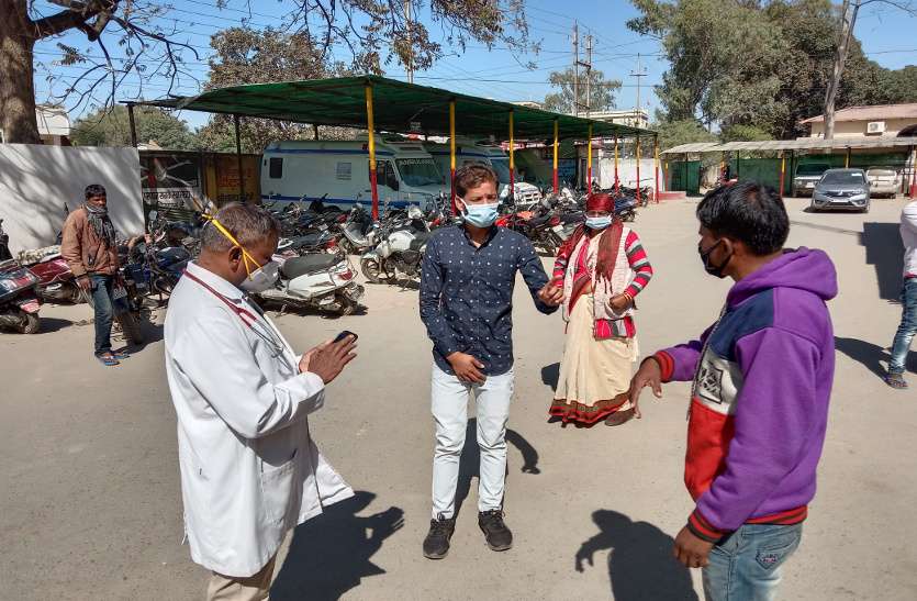 मेडिकल कॉलेज अस्पताल में मरीज का रेकॉर्ड निकलवाने कर्मचारी ने घूस में मांगे १ हजार रुपए, फिर हुआ ये मेडिकल कॉलेज अस्पताल में मरीज का रेकॉर्ड निकलवाने कर्मचारी ने घूस में मांगे १ हजार रुपए, फिर हुआ ये