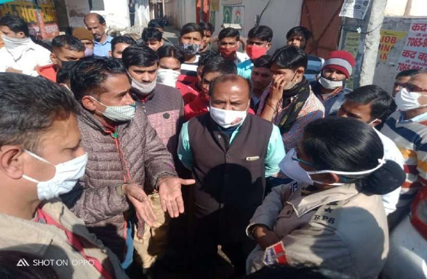 IPS jyeshtha maitrei Action On Illegal Book Sellers In Alwar प्रशिक्षु IPS ज्येष्ठा मैत्रेयी ने मन्नी का बड़ पर की कार्रवाई, नकली किताबें जब्त कर गिरफ्तार किया, मचा हड़कंप