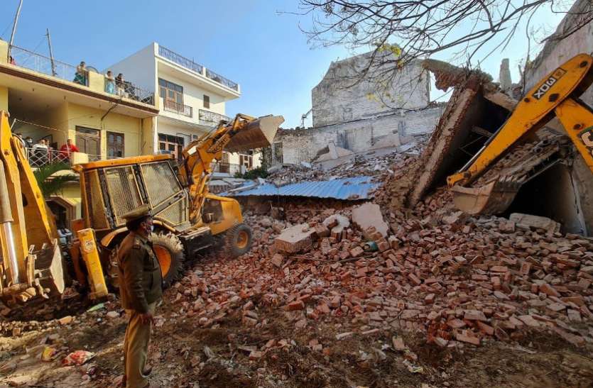 meerut4.jpg योगीराज में जमींदोज हुई बाहुबल के दम पर खड़ी की गई माफिया डॉन बद्दो की किलेनुमा हवेली