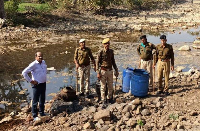 महुआ शराब की आठ भट्टियोंं पर कार्रवाई महुआ शराब की आठ भट्टियोंं पर कार्रवाई