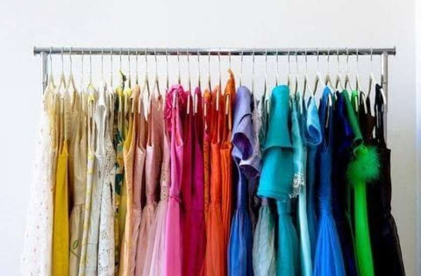 colors of clothes increase negativity Vastu Tips: कपड़ों के ये रंग घर में बढ़ाते है नेगेटिविटी, जानें किस रंग के कपड़े चमकाते हैं किस्मत