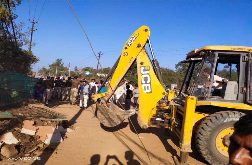 Removal of temporary encroachments obstructing road construction रोड निर्माण में बाधा बन रहे अस्थाई अतिक्रमण को हटाया