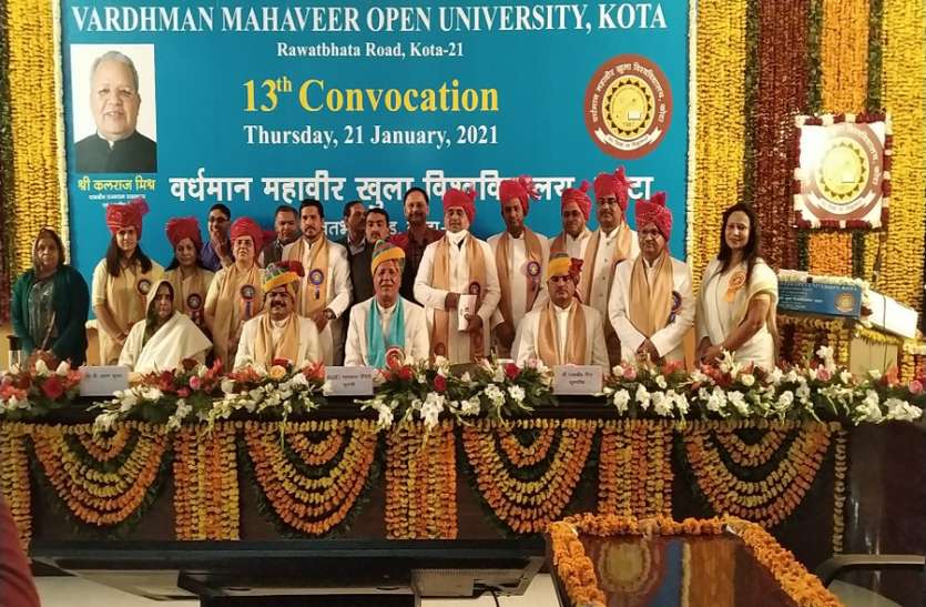 वीएमओयू का दीक्षांत समारोह: पदक हासिल करने में बेटों से आगे रही बेटियां वीएमओयू का दीक्षांत समारोह: पदक हासिल करने में बेटों से आगे रही बेटियां