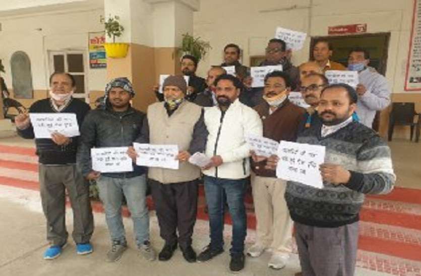 vpr.jpg गैस सिलेंडर की बढ़ती कीमतों के विरोध में फूटा व्यापारियाें का गुस्सा, जमकर प्रदर्शन