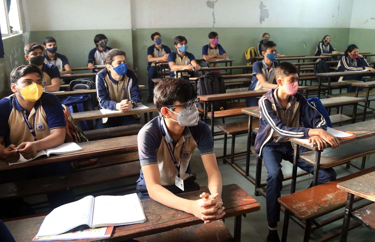 स्कूलों में रोनक