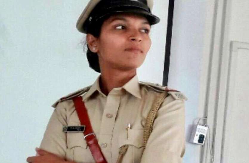 WOMEN POWER : बात करते हुए दबे पांव पास गई, फिर फुर्ती से कैंची छीन कर पकड़ लिया WOMEN POWER : बात करते हुए दबे पांव पास गई, फिर फुर्ती से कैंची छीन कर पकड़ लिया