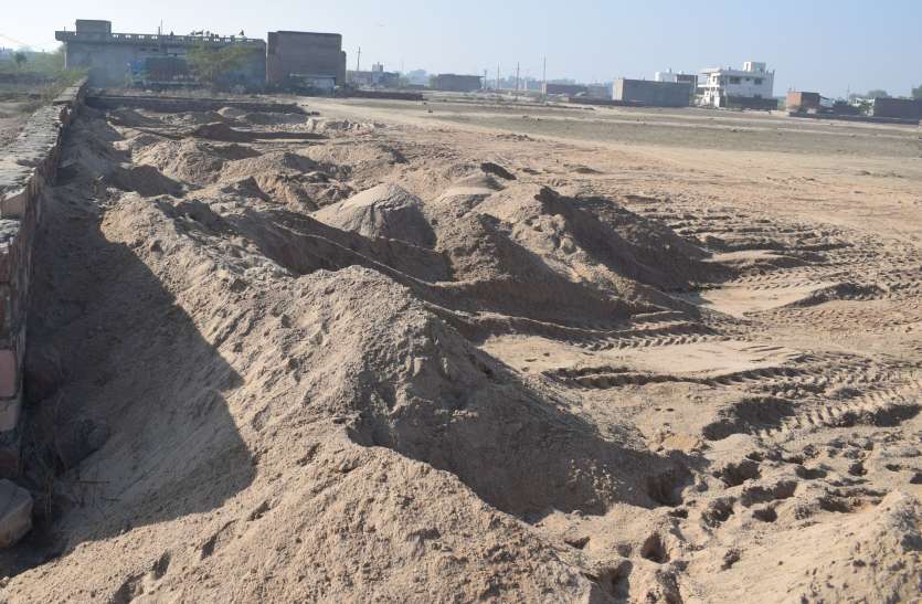 Illegal gravel game used to run equal to the police station, the administration opened the poll पुलिस थाने के बराबर में चलता था अवैध बजरी का खेल, प्रशासन ने खोली पोल
