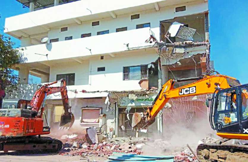 chhindwara Action on Mafia: बिना अनुमति चार मंजिला भवन निर्माण पर चली जेसीबी