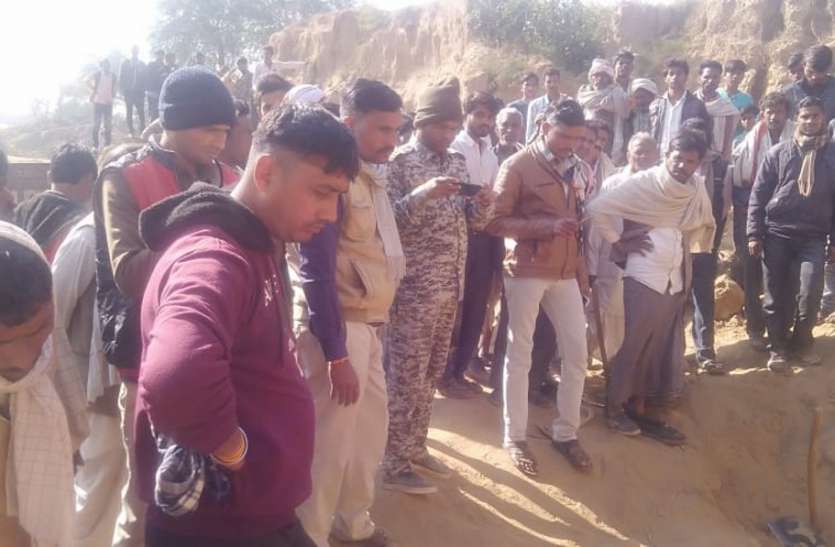 अचानक धंसकी खदान और पिता के सामने मिट्टी में दबा युवक अचानक धंसकी खदान और पिता के सामने मिट्टी में दबा युवक