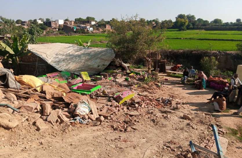 गांजा तस्कर का घर प्रशासन ने तोड़ा गांजा तस्कर का घर प्रशासन ने तोड़ा