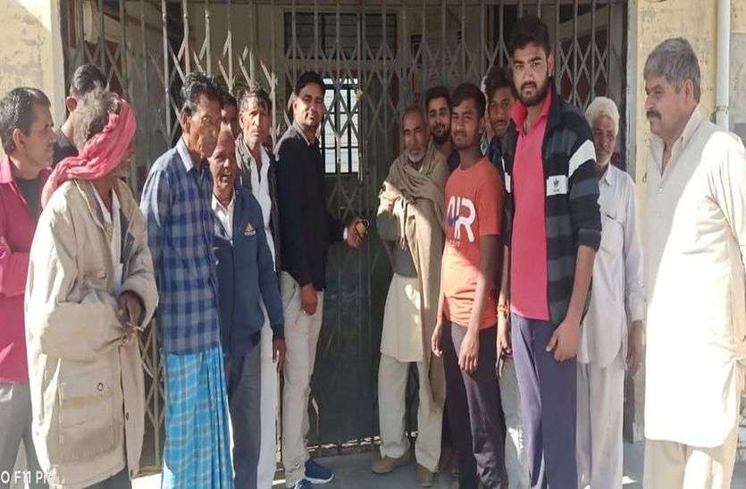 सरपंचों के छीने वित्तीय अधिकार, पटवार भवनों पर लटके ताले सरपंचों के छीने वित्तीय अधिकार, पटवार भवनों पर लटके ताले