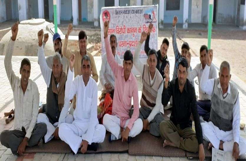 एक ऐसा गांव जहां 26 दिन से धरने पर डटे हैं किसान एक ऐसा गांव जहां 26 दिन से धरने पर डटे हैं किसान