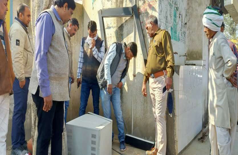 ATM Loot In Maujpur Village Of Alwar अलवर के मौजपुर गांव में बदमाशों ने उखाड़ी एटीएम मशीन, 6 लाख से अधिक कैश लूटकर हो गए फरार