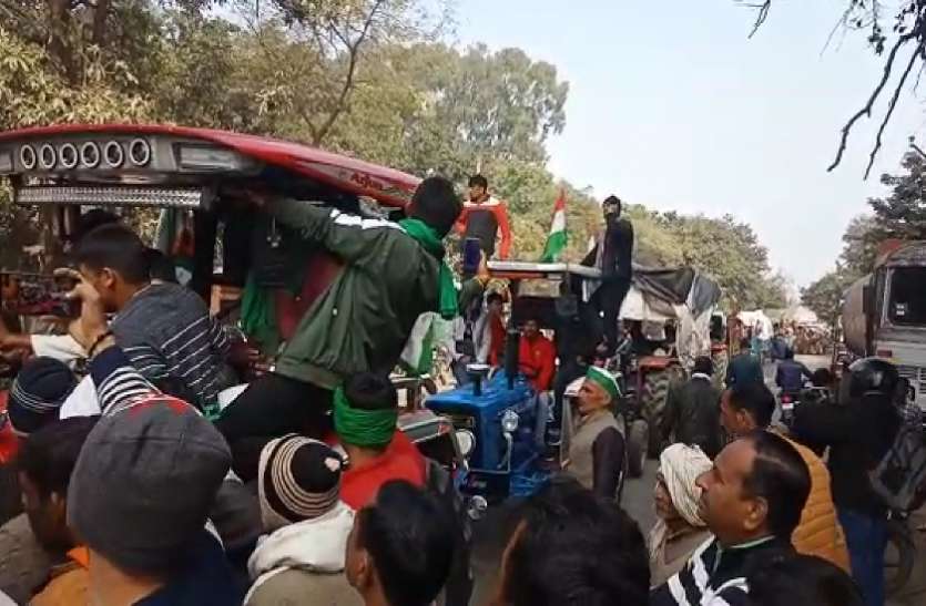 bijnor.jpg दिल्ली कूच पर अड़े किसानों को पुलिस प्रशासन ने रोका तो सड़क मार्गों को कर दिया जाम