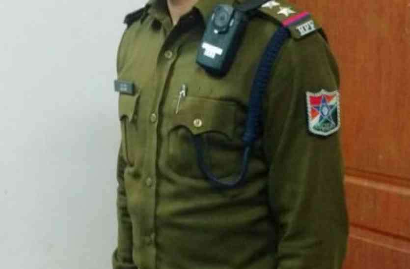 Gujarat : 'पुलिसकर्मी पहनेंगे बॉडीवार्न कैमरा' Gujarat : 'पुलिसकर्मी पहनेंगे बॉडीवार्न कैमरा'