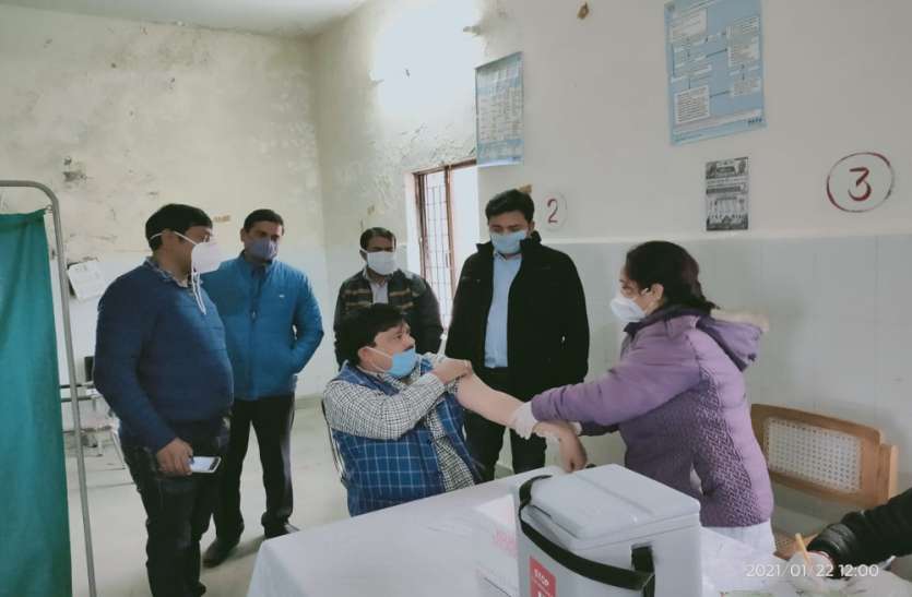 कोरोना वैक्सीनेशन में अहम योगदान दे रहा क्षय रोग विभाग, प्रदेश अध्यक्ष ने खुद लगवाई वैक्सीन कोरोना वैक्सीनेशन में अहम योगदान दे रहा क्षय रोग विभाग, प्रदेश अध्यक्ष ने खुद लगवाई वैक्सीन
