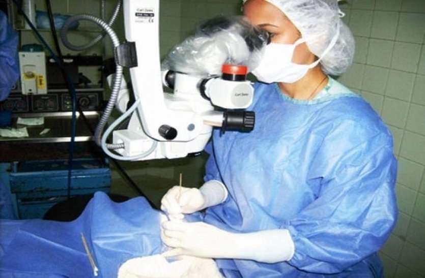 Alwar General Hospital Eye Operation More Than Jaipur अलवर सामान्य अस्पताल ने आंखों के ऑपरेशन में जयपुर के SMS अस्पताल को भी पीछे छोड़ा, हर माह हो रहे 400 से ज्यादा ऑपरेशन