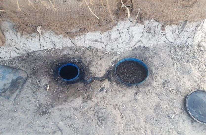 गुजरात बॉर्डर तक फैला हथकढ़ कारोबार, जमीन में गाड़ी कच्ची शराब नष्ट की गुजरात बॉर्डर तक फैला हथकढ़ कारोबार, जमीन में गाड़ी कच्ची शराब नष्ट की