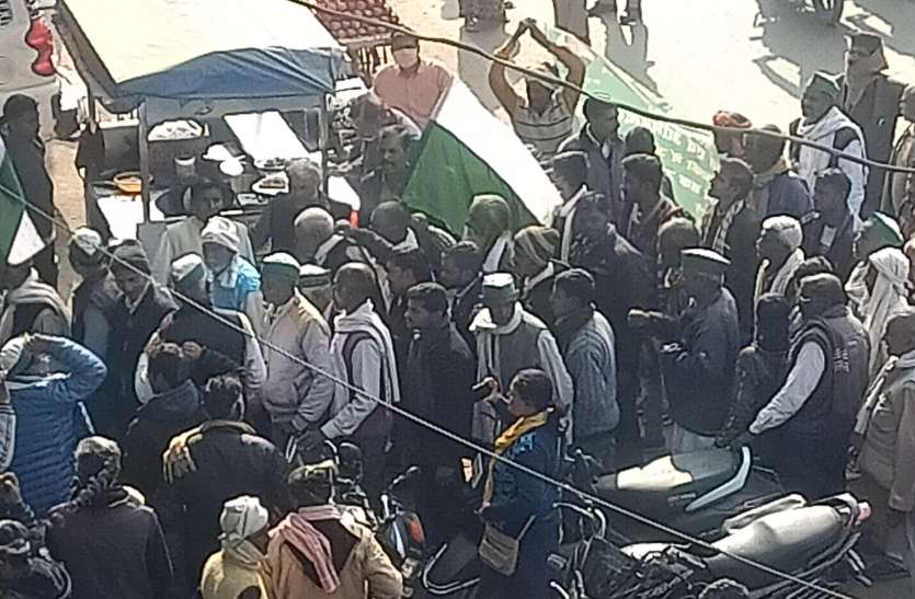 Protest कृषि कानून के विरोध में किसानों ने किया प्रदर्शन, प्रतीकात्मक शवयात्रा निकालने पर पुलिस की नोंकझोंक