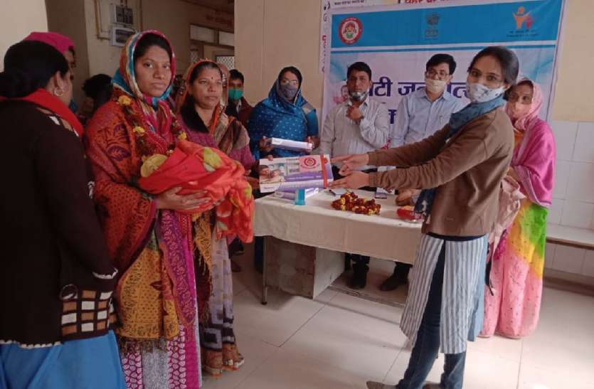 नव प्रसूताओं को बधाई के साथ किट वितरण नव प्रसूताओं को बधाई के साथ किट वितरण