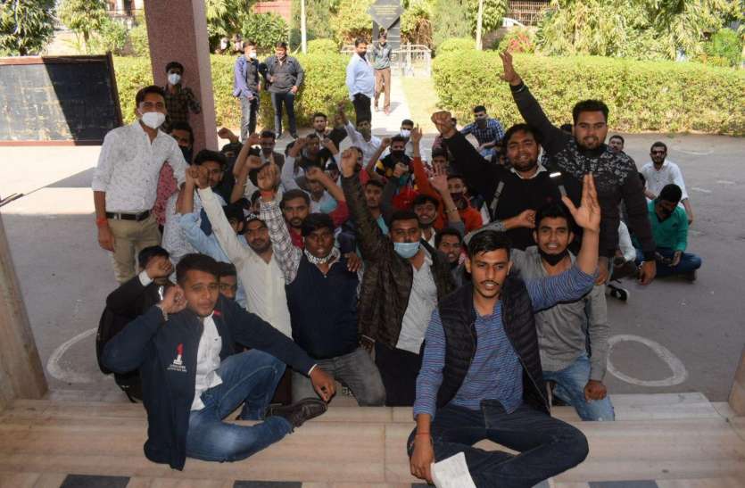 लाचू कॉलेज में छात्रों ने किया प्रदर्शन लाचू कॉलेज में छात्रों ने किया प्रदर्शन
