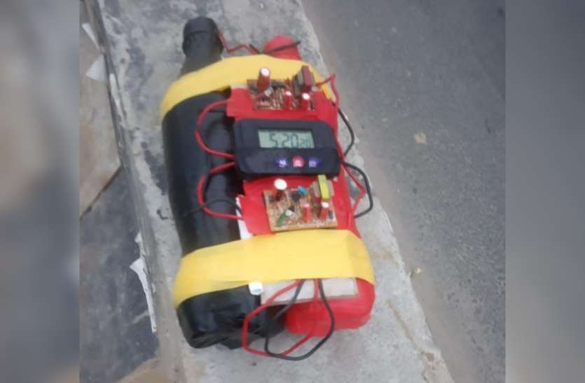 noida.jpg नोएडा में दिन निकलते ही टाइम बम जैसी चीज मिलने से मची अफरा-तफरी, लोगों में दहशत