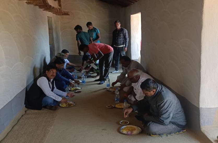 कोरवा बस्ती में पहुंचे संसदीय सचिव ने जमीन पर बैठकर खाया खाना, समस्याएं सुन निराकरण का दिया भरोसा कोरवा बस्ती में पहुंचे संसदीय सचिव ने जमीन पर बैठकर खाया खाना, समस्याएं सुन निराकरण का दिया भरोसा