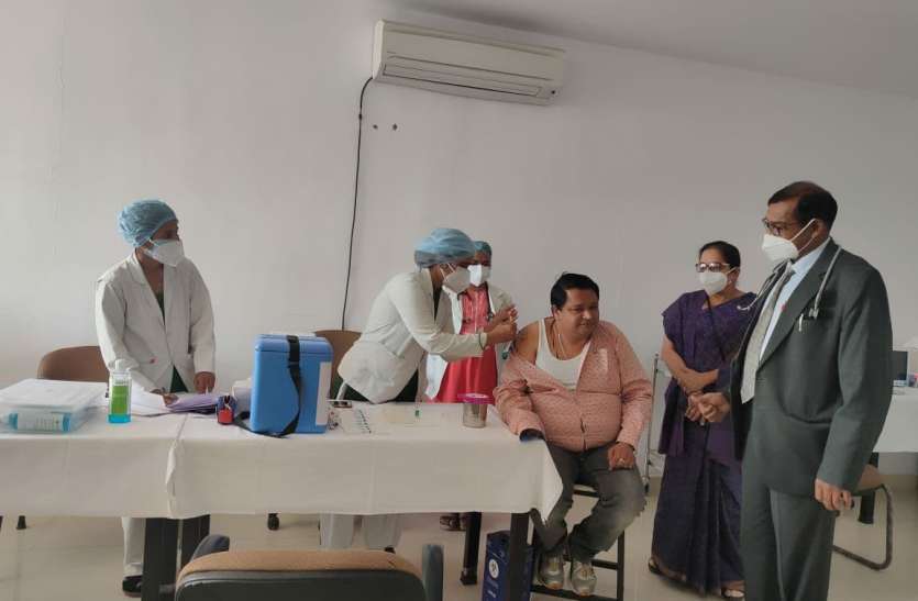 जिले में 671 स्वास्थ्य कर्मियों को लगा कोरोना का टीका, जानें स्थिति जिले में 671 स्वास्थ्य कर्मियों को लगा कोरोना का टीका, जानें स्थिति
