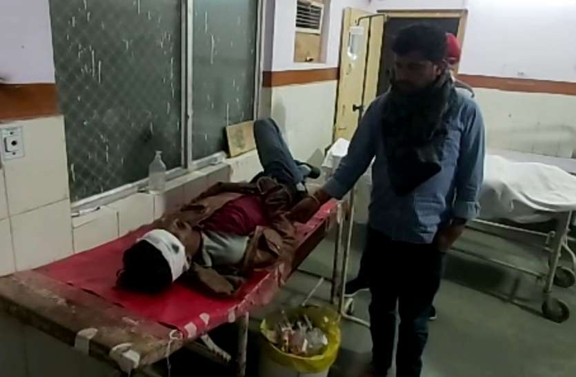 ट्रैक्टर के पीछे से टकराई बाइक, एक युवक की मौत ट्रैक्टर के पीछे से टकराई बाइक, एक युवक की मौत