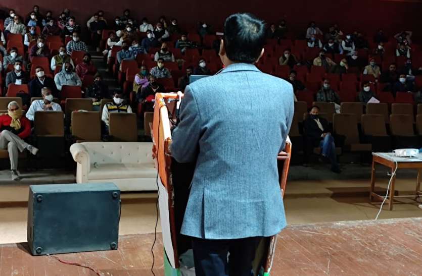 मतदान अधिकारियों का प्रथम प्रशिक्षण आयोजित मतदान अधिकारियों का प्रथम प्रशिक्षण आयोजित