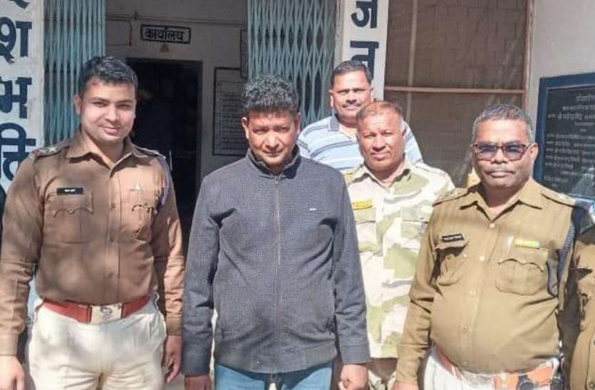 रासुका व अवैध शराब का तस्कर दबोचा रासुका व अवैध शराब का तस्कर दबोचा