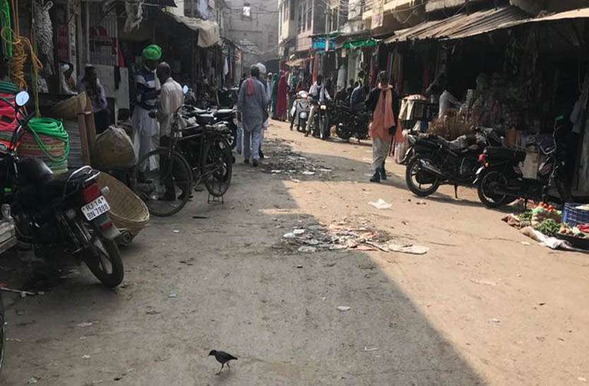 सफाई कर्मियों की चार माह से हड़ताल जारी, जगह-जगह लगे गंदगी की ढेर सफाई कर्मियों की चार माह से हड़ताल जारी, जगह-जगह लगे गंदगी की ढेर