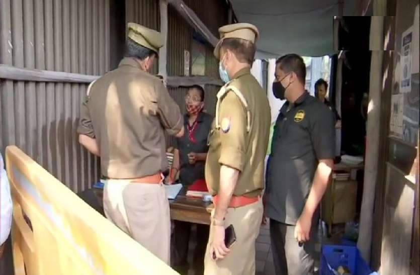 तांडव के निर्देशक अली अब्बास जफर के घर पहुंची पुलिस, नोटिस किया चस्पा, होगी पूछताछ तांडव के निर्देशक अली अब्बास जफर के घर पहुंची पुलिस, नोटिस किया चस्पा, होगी पूछताछ