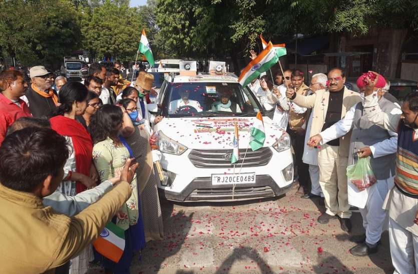 हाड़ौती से 40 कारों में 200 से ज्यादा किसान प्रतिनिधि हुए रवाना ट्रैक्टर रैली में शामिल होने हाड़ौती के किसान दिल्ली रवाना