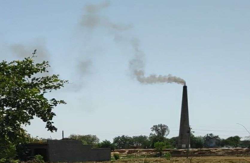 40 thousand population exposed to dangerous smoke, kilns are also burning in the area खतरनाक धुएं के आगोश में 40 हजार की आबादी, क्षेत्र में धधक रहे भट्टे