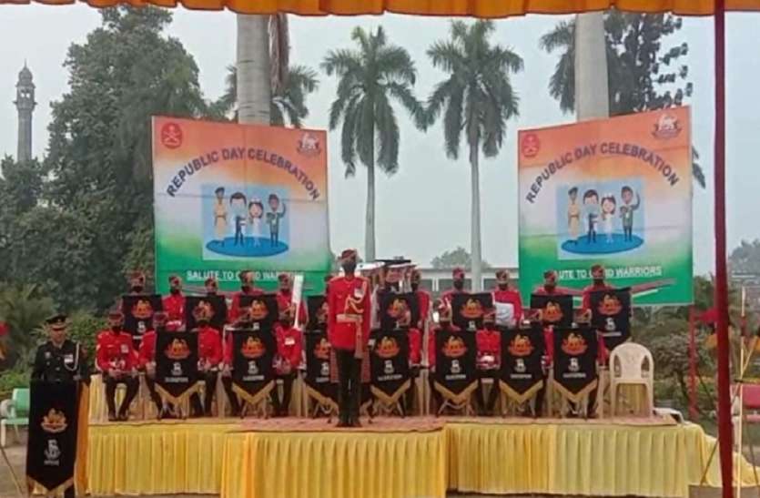 कोरोना युद्धाओं को सेना के जवानों ने दिया वीर सलामी कोरोना युद्धाओं को सेना के जवानों ने दिया वीर सलामी