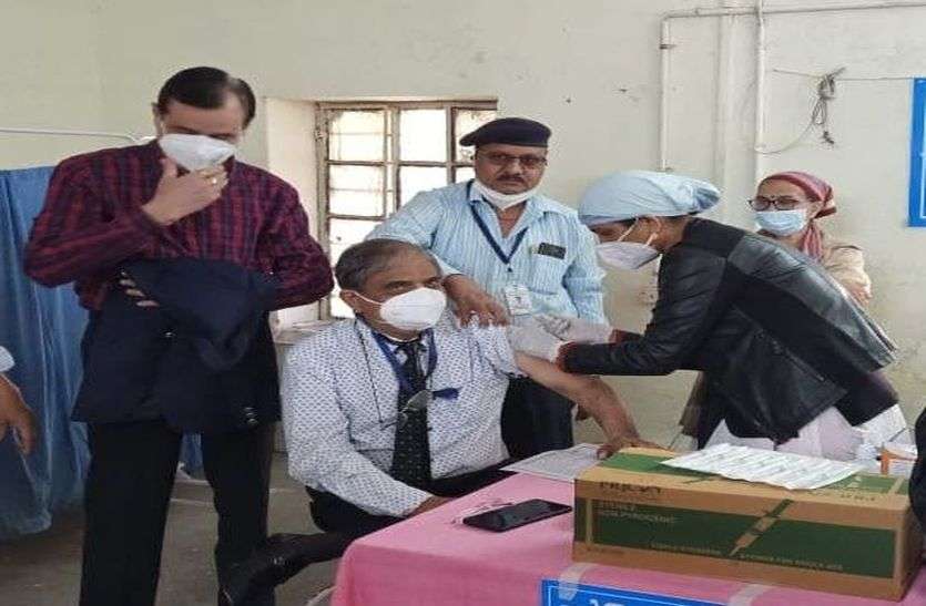 511 vaccinated including Medical Principal and MGH Superintendent मेडिकल कॉलेज प्राचार्य व एमजीएच अधीक्षक समेत 511 ने लगवाया टीका