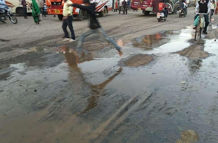 बस स्टैंड में फूटी पाईप लाईन व्यर्थ बह रहा पानी बस स्टैंड में फूटी पाईप लाईन व्यर्थ बह रहा पानी