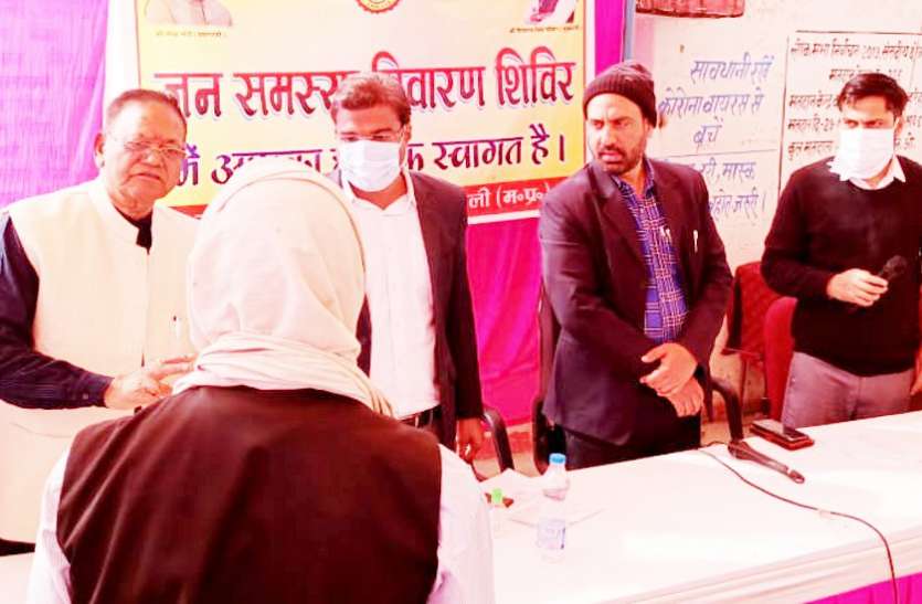 Gramodaya camp organized in villages on instruction of Singrauli Collector सरकार की योजनाओं का लाभ देने प्रशासन ने उठाया बड़ा कदम