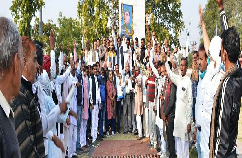 जयपुर शहीद स्मारक पर हुई किसान संगठनों की सभा जयपुर शहीद स्मारक पर हुई किसान संगठनों की सभा