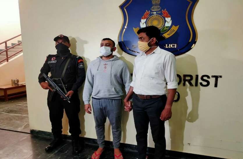 करोड़ों की ऑयल चोरी का वांछित मुंबई एयरपोर्ट से गिरफ्तार करोड़ों की ऑयल चोरी का वांछित मुंबई एयरपोर्ट से गिरफ्तार