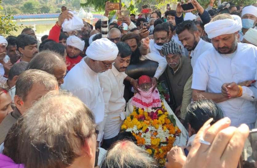जटाएं इतनी बड़ी कि नापने आई थी गिनीज बुक की टीम, प्याज-लहसुन न खाते थे, न खाने देते थे जटाएं इतनी बड़ी कि नापने आई थी गिनीज बुक की टीम, प्याज-लहसुन न खाते थे, न खाने देते थे