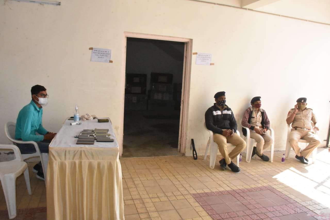 स्थानीय चुनाव की तैयारी में जुटा जामनगर जिला प्रशासन, ईवीएम मशीन की पहले चरण की जांच शुरू